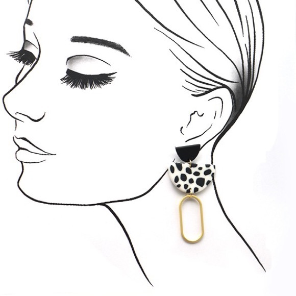 Geometric shaped animal print dangle earrings - Picture 3 of 4